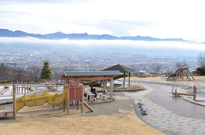 甲府盆地を見下ろす、素晴らしい景色が広がっています。