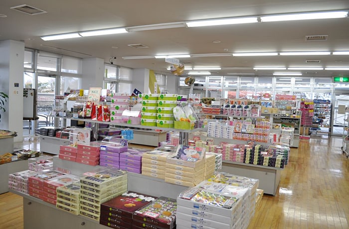「くだもの工房」にある売店には、山梨のお土産がいっぱい！（わんこは入れません）
