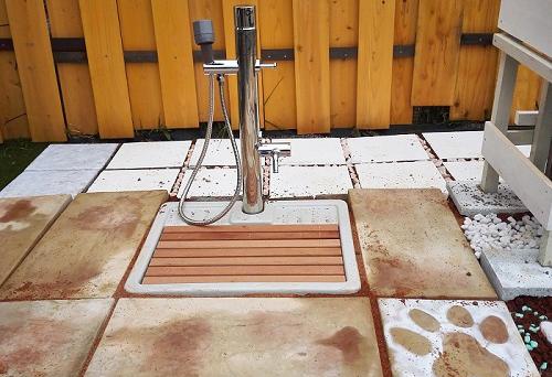 人間用のシャワールームとは別に、わんこ用の洗い場も完備されています