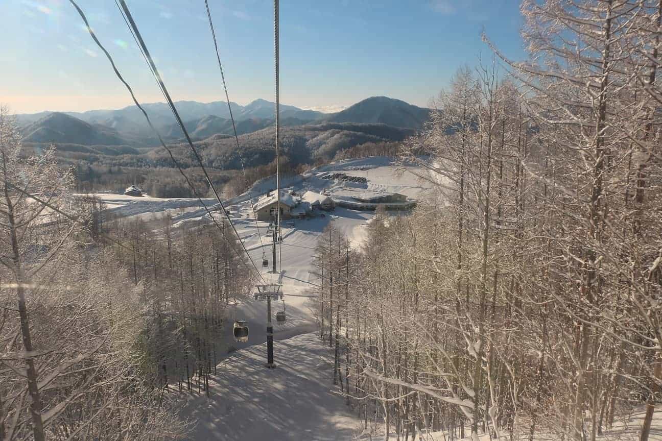 雪景色を眺めながらの空中散歩もステキです。