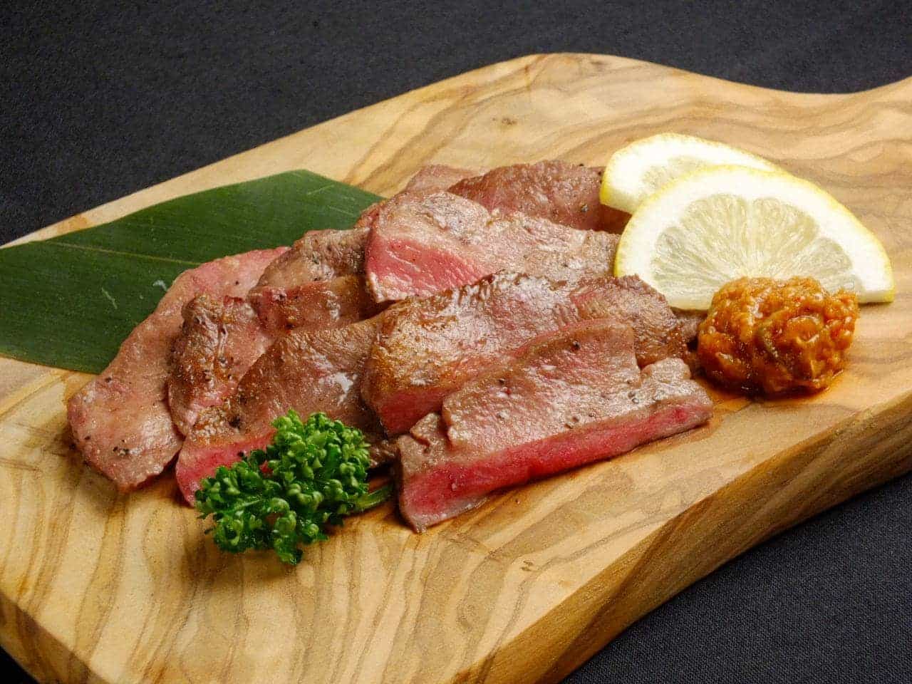 お店イチオシの一品は、捌きたてタン焼き980円