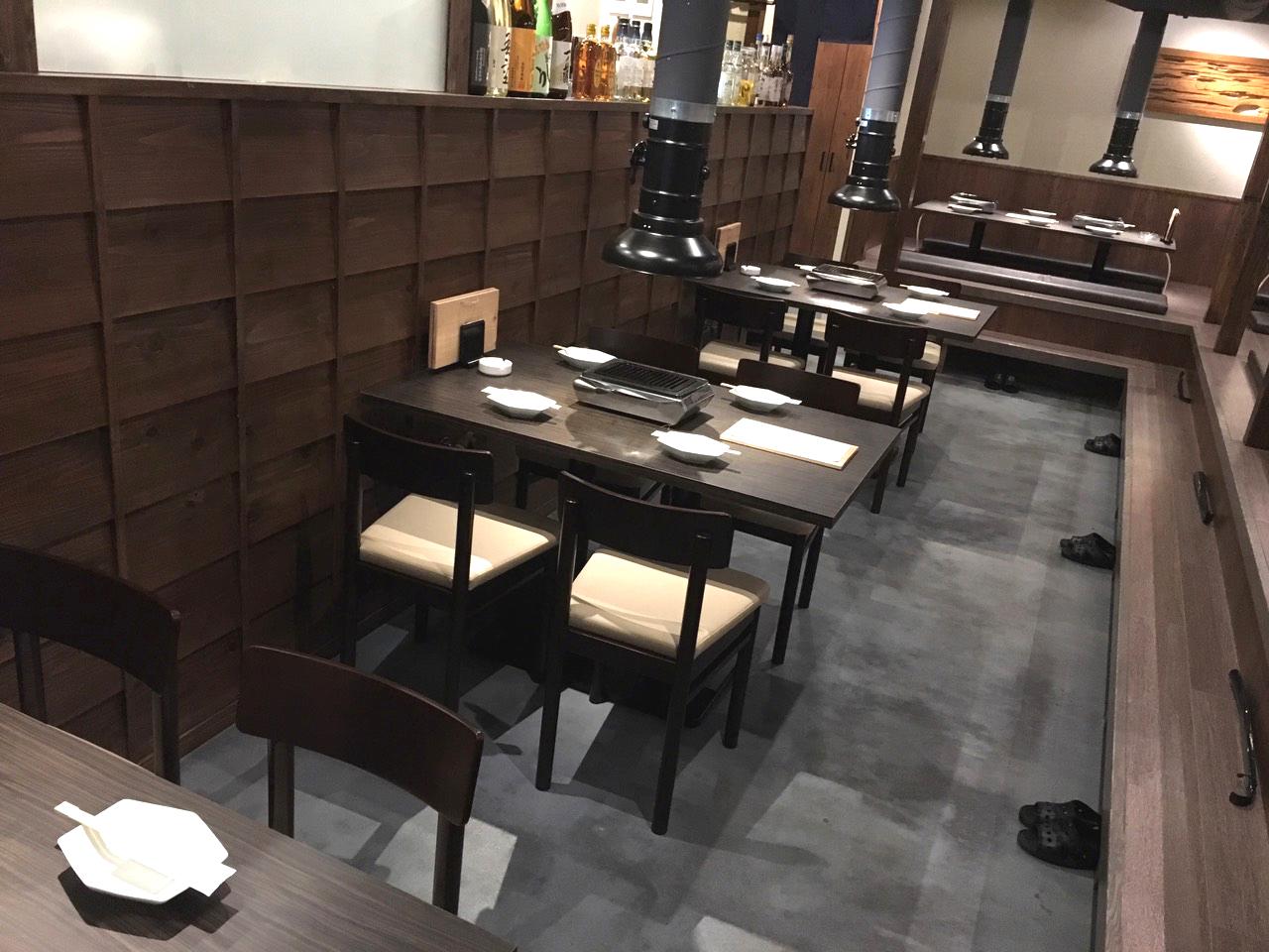 落ち着いた雰囲気のウッド調の店内