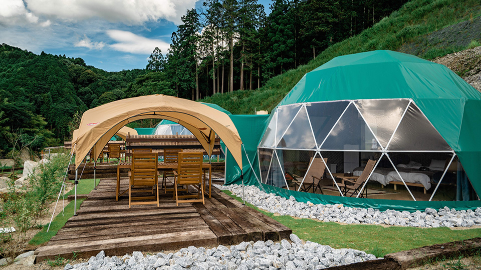 エアコン付きで快適なドームテントは屋外専用BBQスペース付き