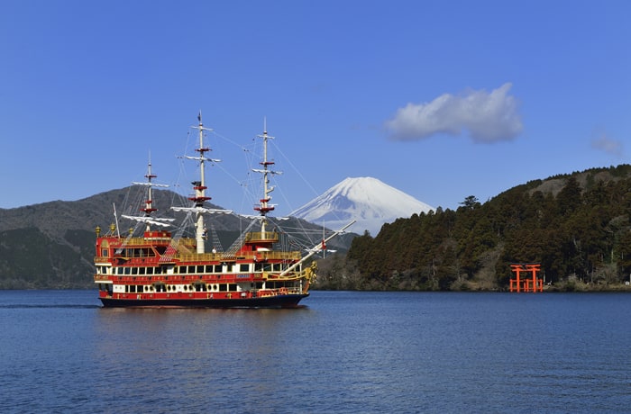 富士山と鳥居をバックに、中世ヨーロッパの海賊船が湖上を進む姿は、ここでしか見られません！