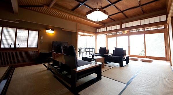 貴賓室の“葵”。内風呂と露天風呂が付いたお部屋です。