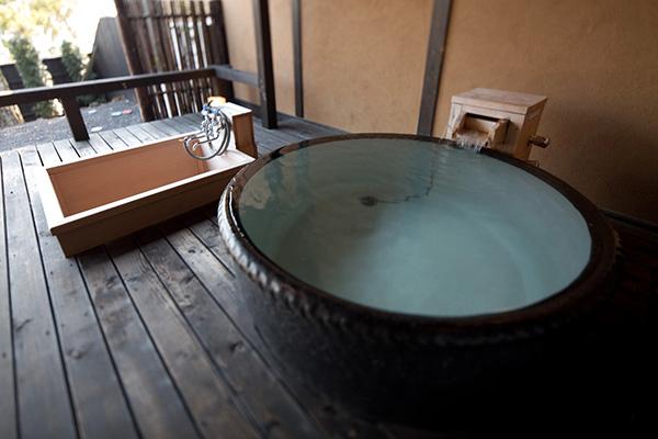 露天風呂タイプ。デッキに人間用とわんこ用の湯舟があります。