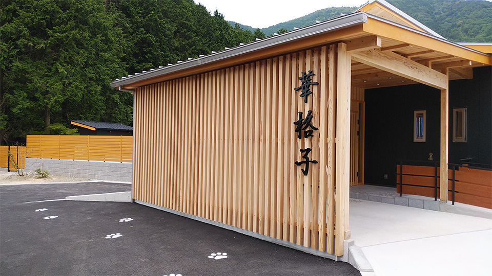 雨の日でも安心の車寄せ。