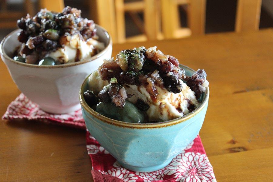 よもぎの白玉団子と、北海道産のいろいろお豆のあんこが人気の和パフェ。