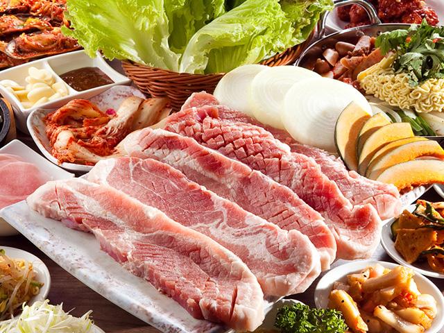 極厚の豚肉に蜂の巣状の切れ目を入れ込んだサムギョプサルが自慢。