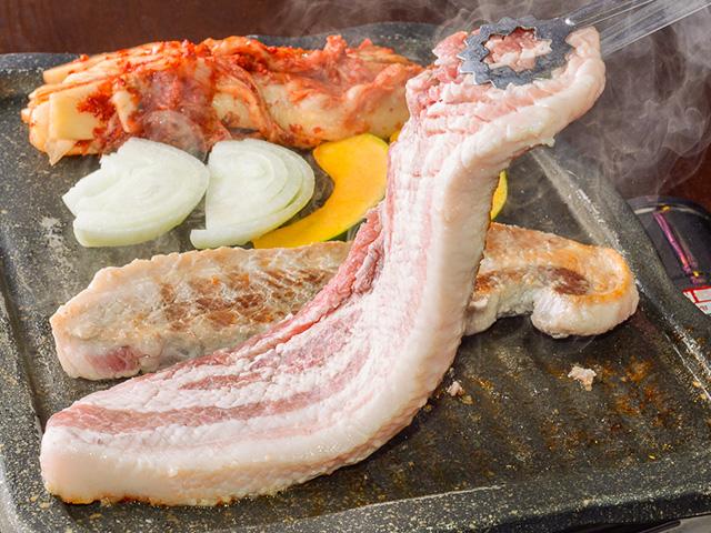 柔らかくジューシーなサムギョプサルをどうぞ！