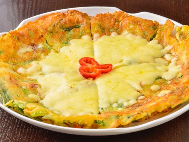 魚介のうまみを満喫できる「海鮮チヂミ」。トッピングでチーズを追加することも可能！（別途料金必要）
