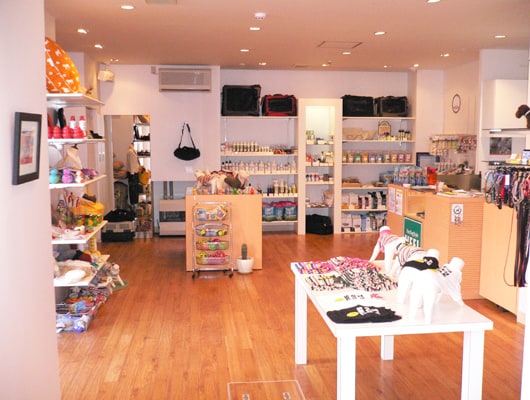 広々とした店内には、商品が見やすく並んでいます。