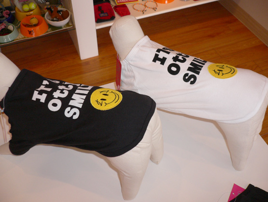 ブランド「OTTY」のスマイルTシャツ。気に入ったものは、早めにゲットしよう！