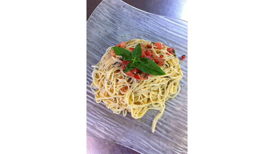 夏季限定「バジルとトマトの冷製パスタ」は大人気メニュー！