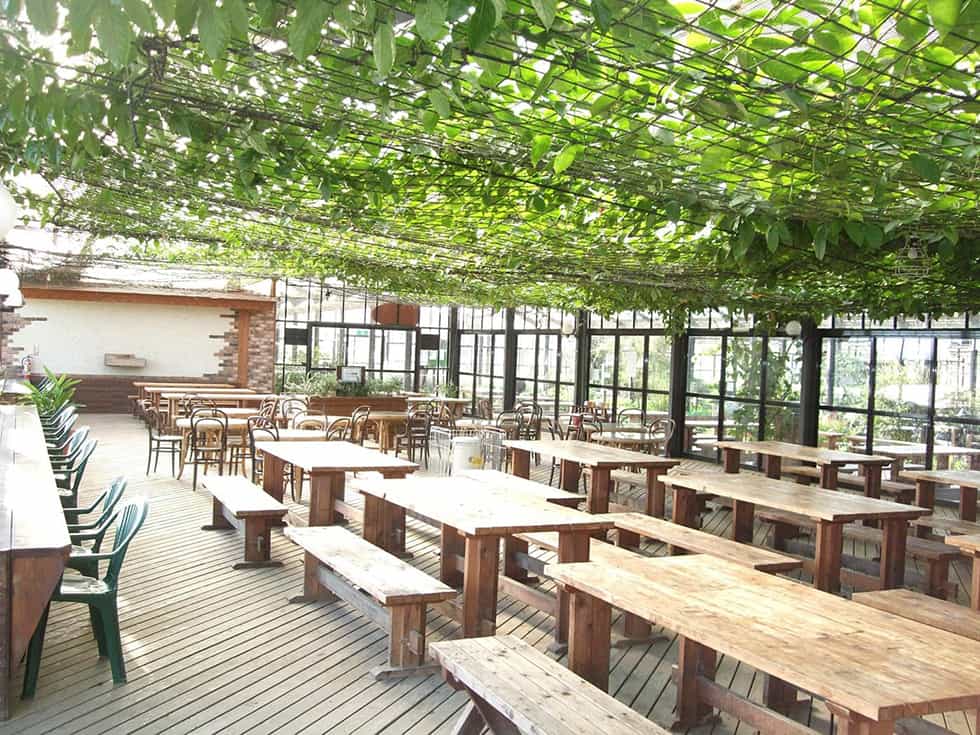 ガーデン内を一望できるオープンカフェテラス式レストラン！