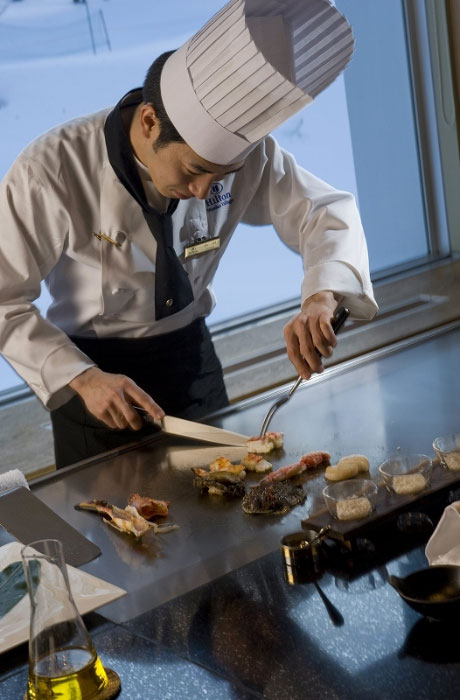 「鉄板焼き ピルカ」では最高級ビーフやシーフード、採れたて野菜を目の前で調理！（わんこは入れません）