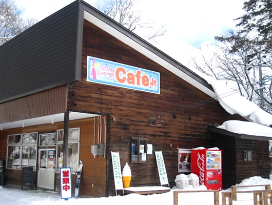 スキー場営業期間のみ登場する、楽しいカフェ。お腹も体も、温まろう！