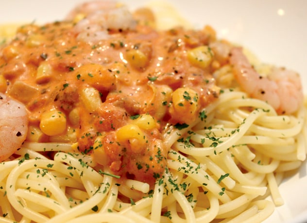 種類豊富なパスタメニュー。中でもオススメは、「エビとコーンのトマトクリームスパゲティー」です。