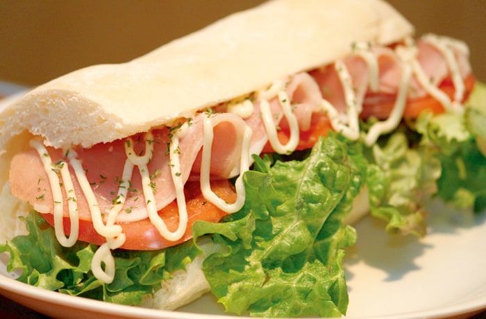 白馬の名物？「白馬（しろうま）サンド」。パンはフカフカでボリュームあり！