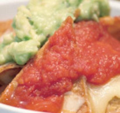 あげたてのコーンチップに、チーズをのせて溶かし、サルサソース・アボカドディップを添えました。