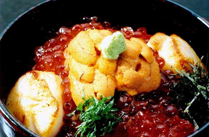 ホタテ、うに、いくらが乗った「三色丼」。新鮮な海の幸を召し上がれ！