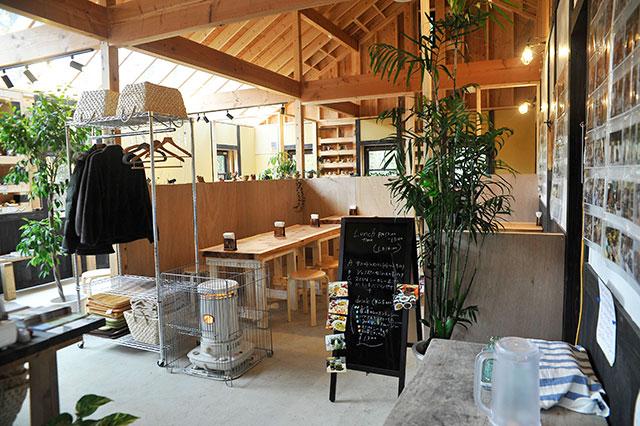 森に囲まれたわずか12席の小さなカフェレストラン