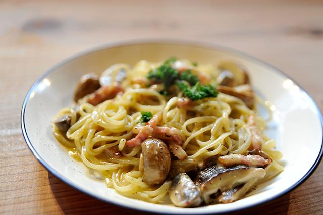 パスタやピザ、スムージーなどどれも自家製メニューが揃う