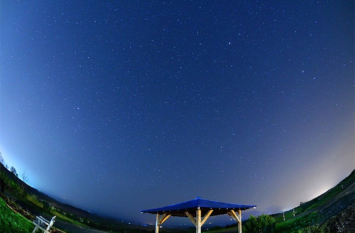 晴れた夜に空を見上げると、満天の星空が目に飛び込んできます。