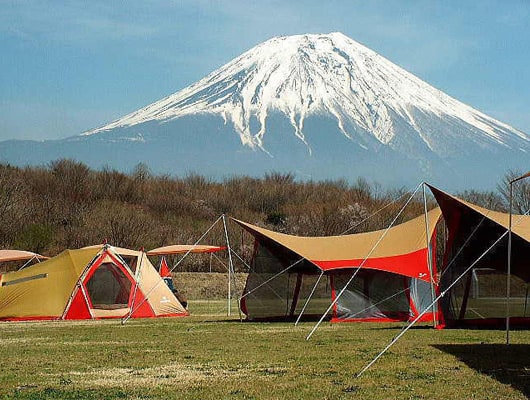 雄大な富士山を眺めながら、広々としたキャンプ場でゆっくり過ごそう。