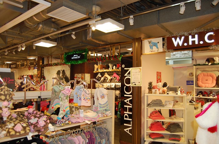 「W.H.C」や「ALPHAICON」、「犬と生活」など、ブランド毎のコーナーがあります。