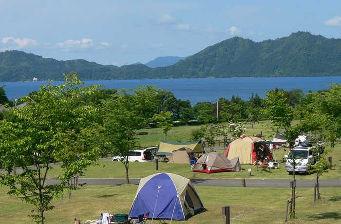 クルマの横でテントの設営ができるので便利！