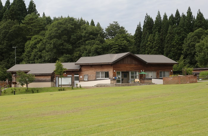 受付はキャンプ場の管理棟で！