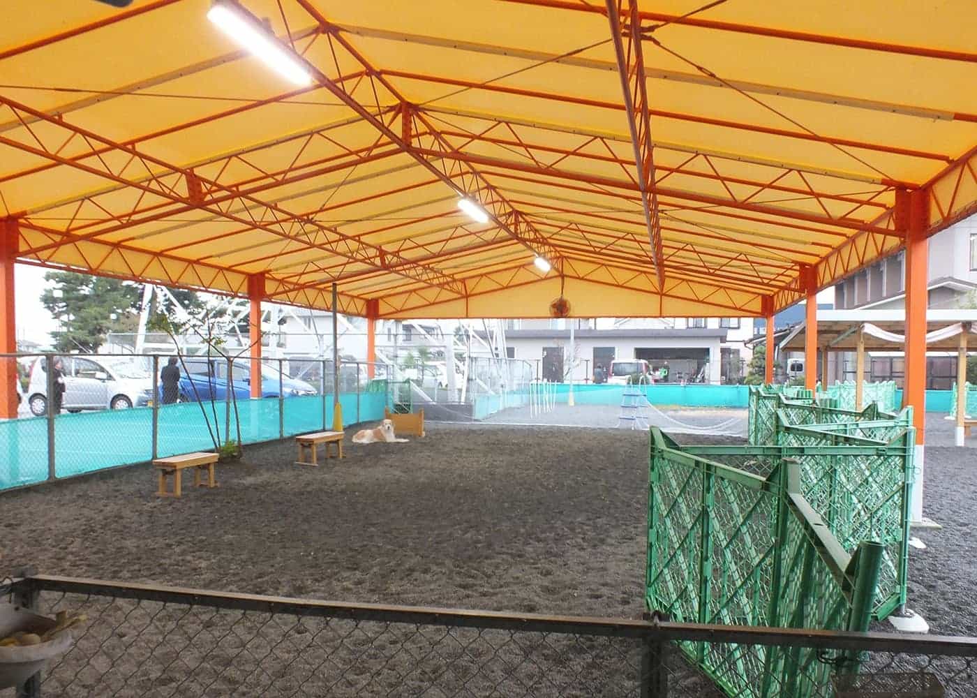 雨や日射しをさえぎる大きなテントの屋根付き広場。雨天時は要予約