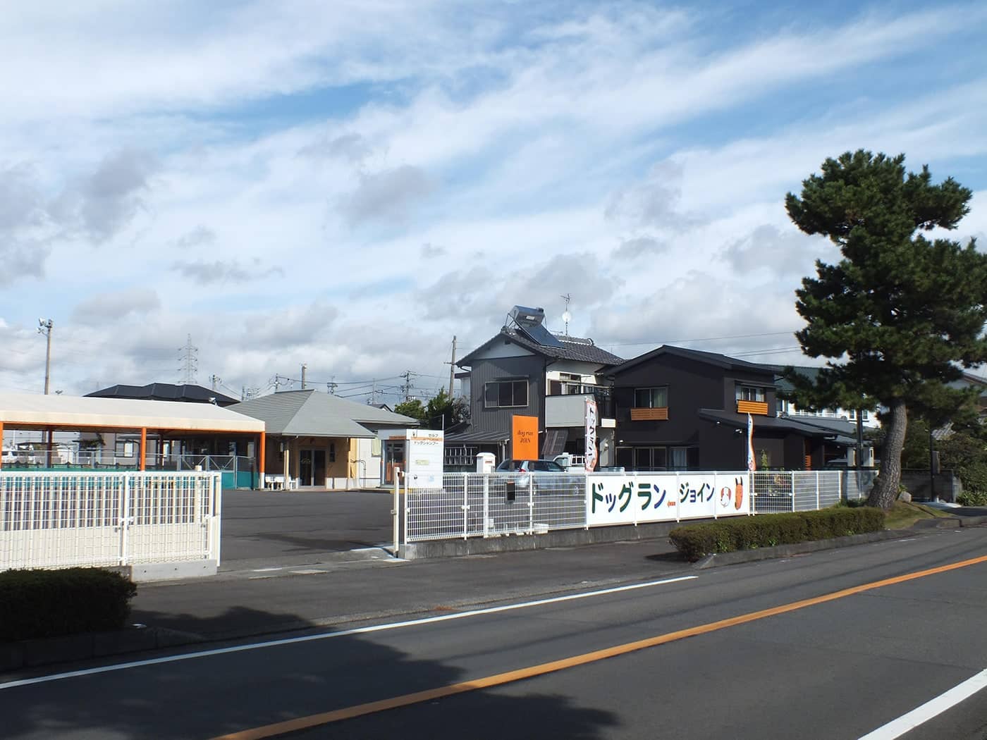 歴史ある松並木の「東海道」沿いで好アクセスの立地