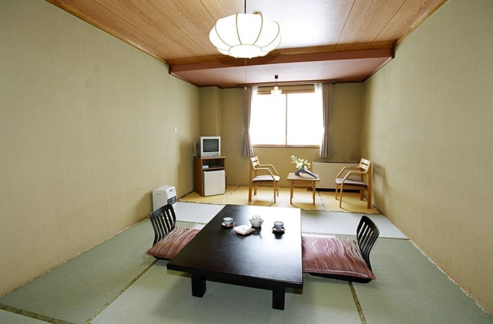 和室はわんこと一緒にごろんと寝転んでも、余裕の広さです！