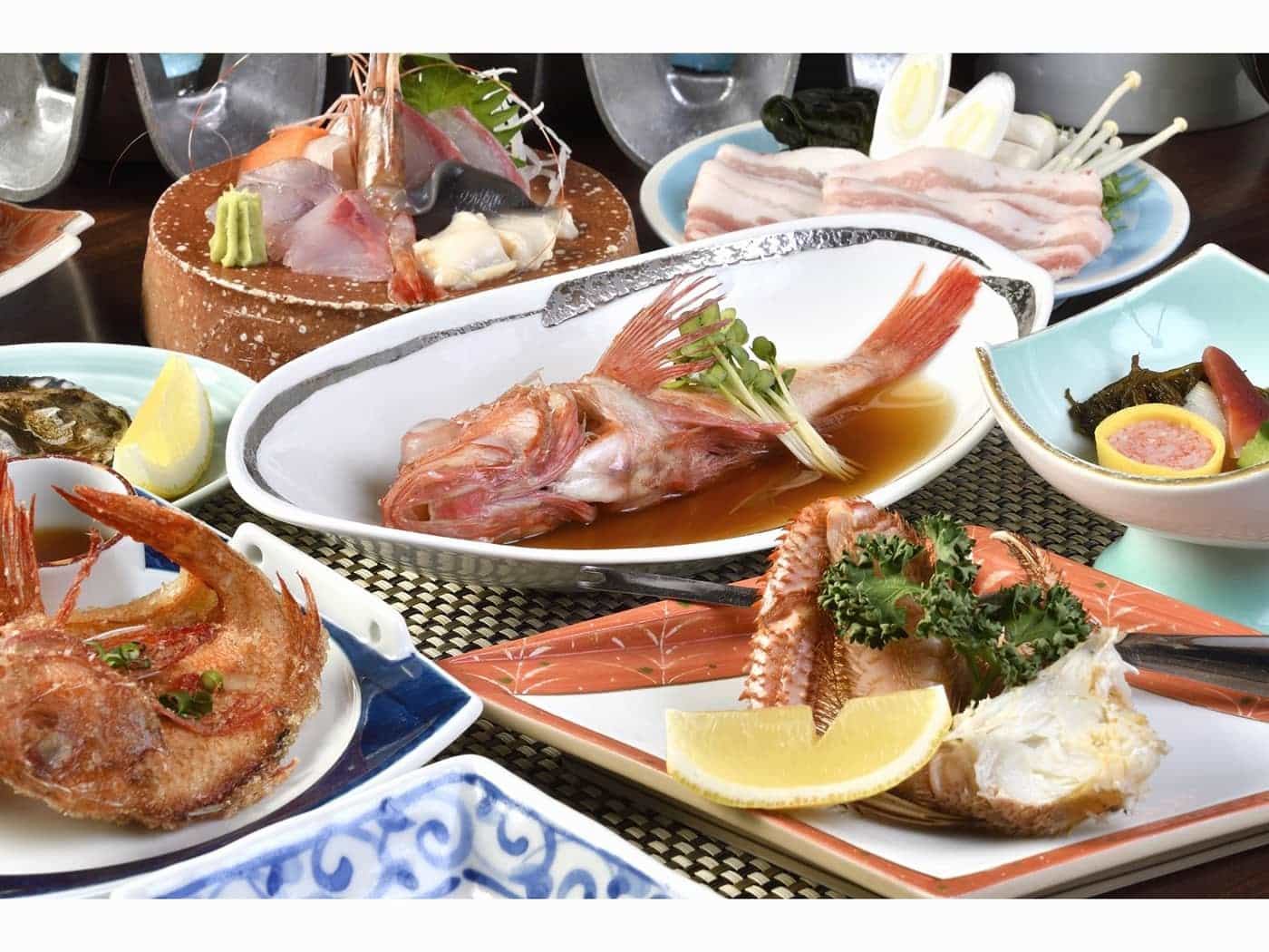 季節の魚介類が並ぶ豪華な夕飯。まごころのこもった料理の数々に、箸が止まりません！