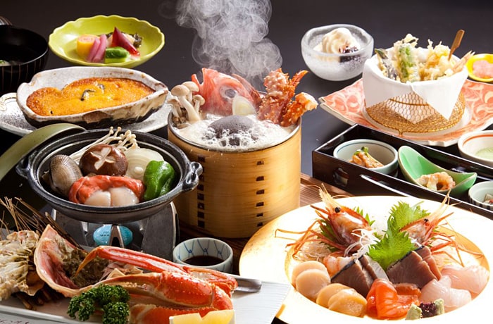 名物の「わっば煮」（中央）をオプションで付けた例。ぐつぐつと煮立つ香りが食欲をそそります。