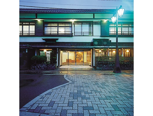 文人も愛した老舗旅館に泊まって、日本海に沈む美しい夕日を見よう！