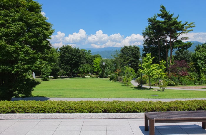 広々とした芝生でのんびり休憩ができますよ！