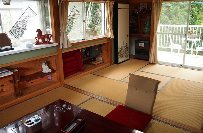 お部屋はのんびりリラックスできる和室。テラスもついていますよ。