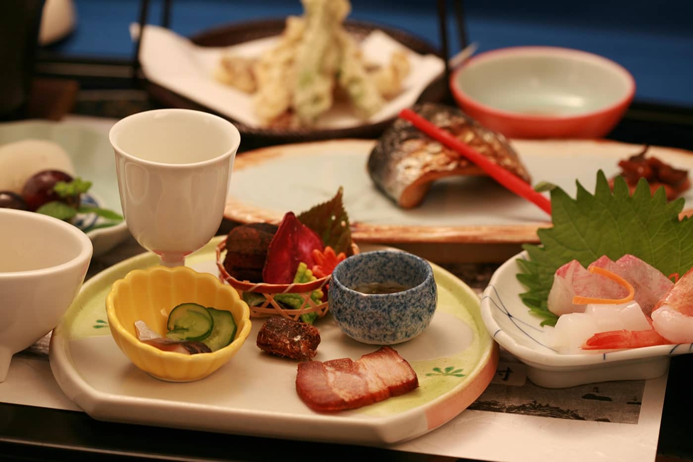 近海でとれた新鮮な魚介類や自家製の野菜をふんだんに使った会席料理