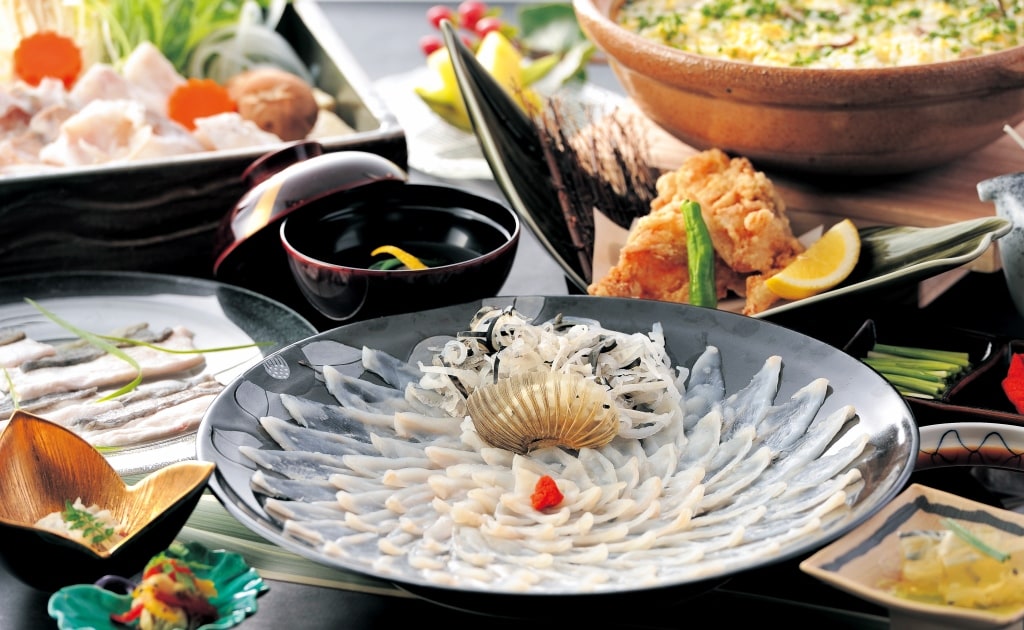 食事はプランによって異なりますが、下関に来たら本場の味「下関とらふくフルコース」を楽しみたいですね！