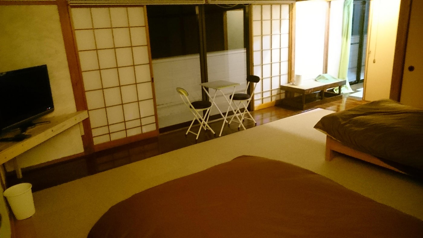 客室は広々10畳の和室。キッチンもあり
