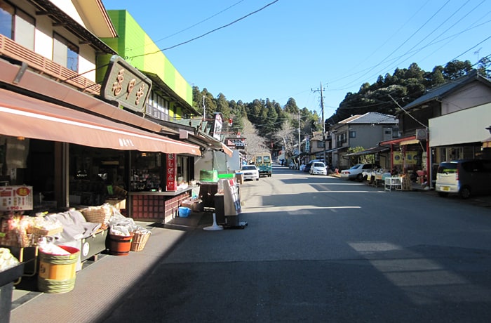 こちらの道をずっと歩くと、香取神宮です。