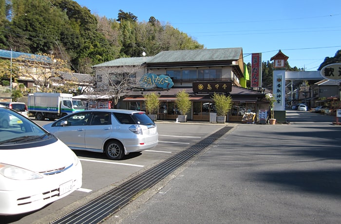 「亀甲堂」横に、広い駐車場があります。