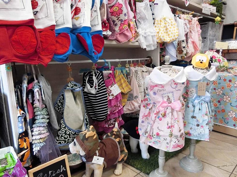 手作りわんこ服も種類豊富。全国にいる洋服作家が作った貴重なものも