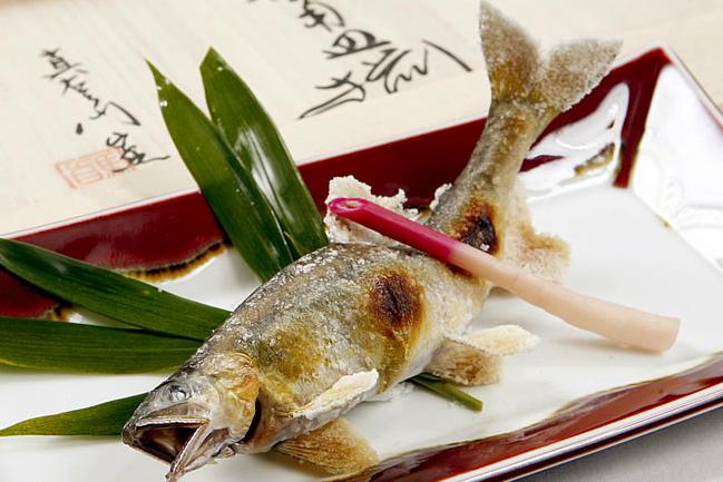 6〜9月は中津川でとれた鮎など川魚を堪能