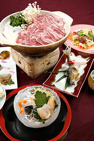 夕食では新鮮な川魚と猪に舌鼓！