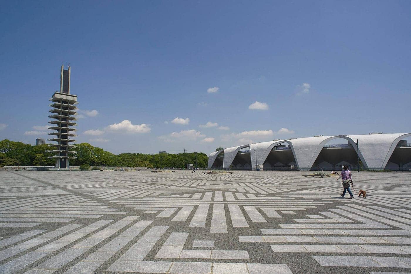 オリンピック記念塔が目印の花崗岩を敷き詰めた石畳の広場（公益財団法人東京都公園協会）