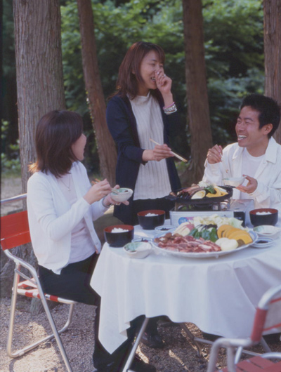 屋外のバーベキューは、格別の味です。（わんこは指定の場所で待機となります）